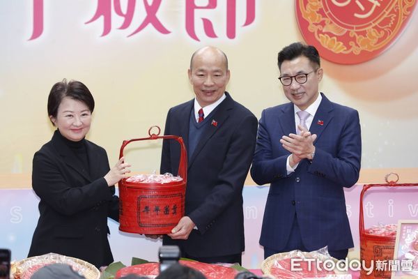 ▲▼ 韓國瑜、江啟臣、盧秀燕-東勢新丁粄送進立法院。（圖／記者湯興漢攝）