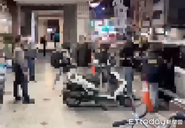 ▲台南市警五分局破獲大型外籍女子應召站，動用大批警力戒護帶回警局偵辦。（圖／民眾提供，下同）