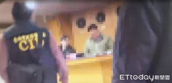 ▲台南市警五分局破獲大型外籍女子應召站，動用大批警力戒護帶回警局偵辦。（圖／民眾提供，下同）