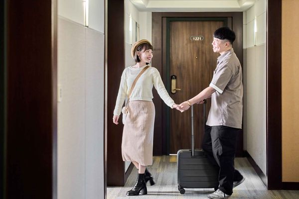 ▲福容台北一館「浪漫情人月」專案佈置的豪華客房,福容徠旅同步推出雙人入住優惠。（圖／福容大飯店提供）