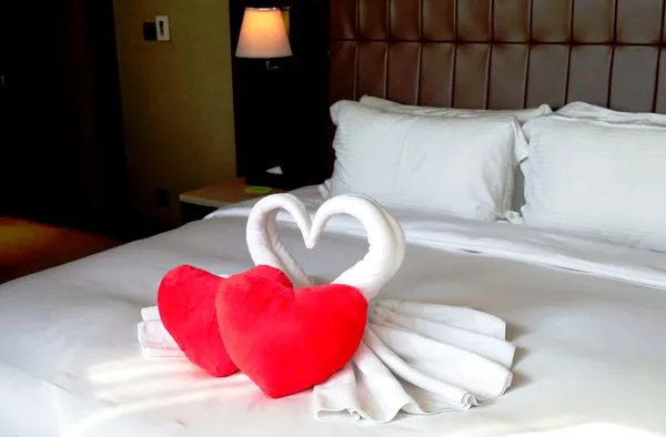 ▲福容台北一館「浪漫情人月」專案佈置的豪華客房,福容徠旅同步推出雙人入住優惠。（圖／福容大飯店提供）