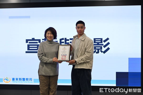 ▲饒慶鈴攜手金牌投手林昱珉，一同宣示打擊詐騙的決心。（圖／記者楊漢聲翻攝）