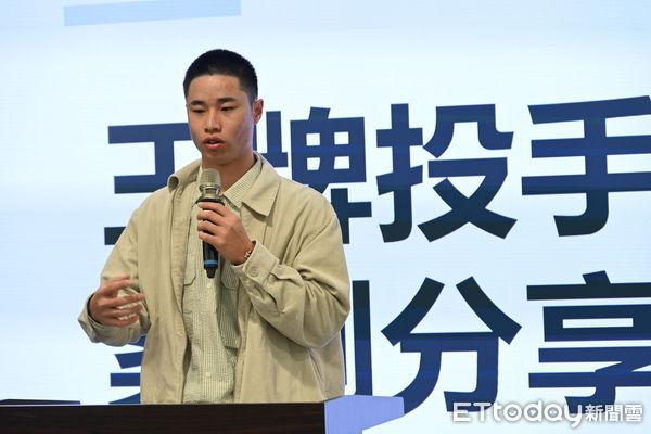 ▲饒慶鈴攜手金牌投手林昱珉，一同宣示打擊詐騙的決心。（圖／記者楊漢聲翻攝）