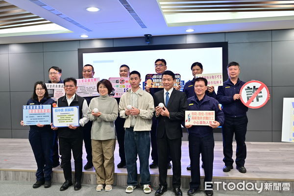 ▲饒慶鈴攜手金牌投手林昱珉，一同宣示打擊詐騙的決心。（圖／記者楊漢聲翻攝）