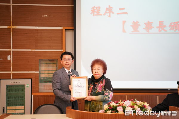 ▲董事長郭蔡靜香頒發陳岳陽教授聘書             。（圖／記者吳奕靖翻攝）