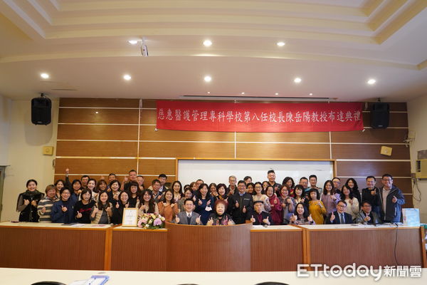 ▲董事長郭蔡靜香頒發陳岳陽教授聘書             。（圖／記者吳奕靖翻攝）