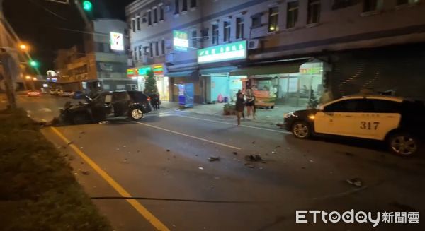 ▲▼雲林縣發生一起自撞車禍，駕駛車頭全毀。（圖／記者游瓊華翻攝）