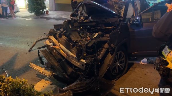 ▲▼雲林縣發生一起自撞車禍，駕駛車頭全毀。（圖／記者游瓊華翻攝）