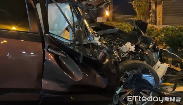 ▲▼雲林縣發生一起自撞車禍，駕駛車頭全毀。（圖／記者游瓊華翻攝）