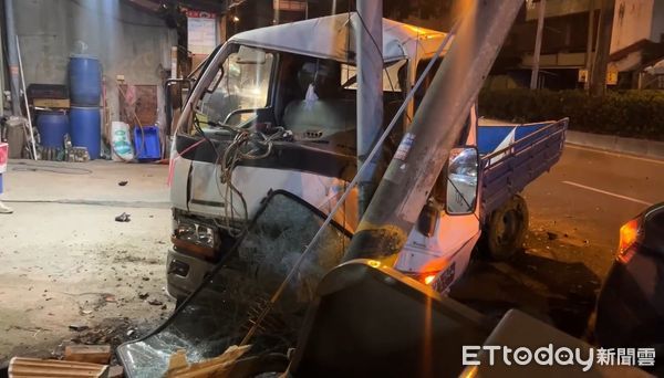 ▲▼雲林縣發生一起自撞車禍，駕駛車頭全毀。（圖／記者游瓊華翻攝）