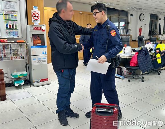 ▲法籍遊客行李遺落公車 瑞芳警速助尋回獲讚賞。（圖／記者郭世賢翻攝）
