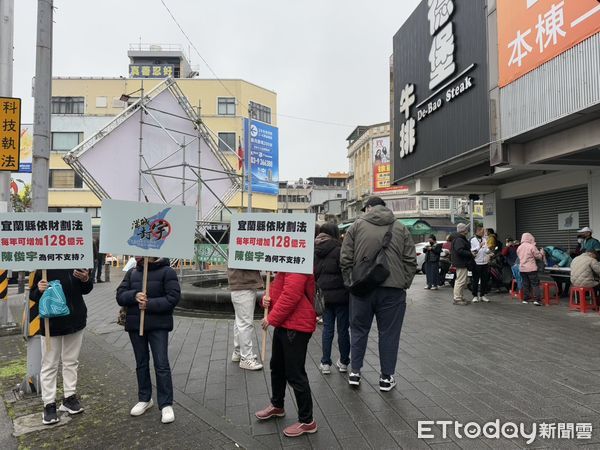 ▲▼宜蘭「滿城封宇」民團首場首場罷免民進黨立委陳俊宇連署活動。（圖／記者游芳男攝，下同）