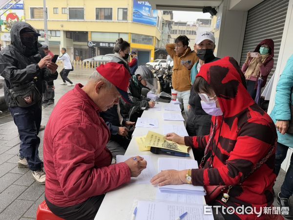 ▲▼宜蘭「滿城封宇」民團首場首場罷免民進黨立委陳俊宇連署活動。（圖／記者游芳男攝，下同）