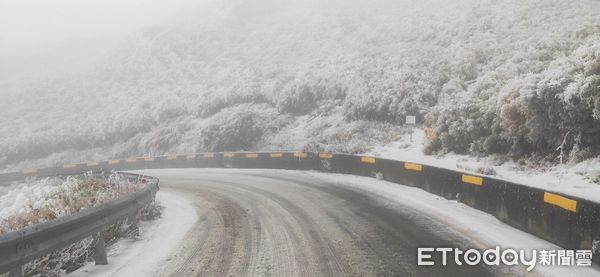 ▲▼合歡山區路段仍有局部殘冰未消融。（圖／公路局提供，下同）