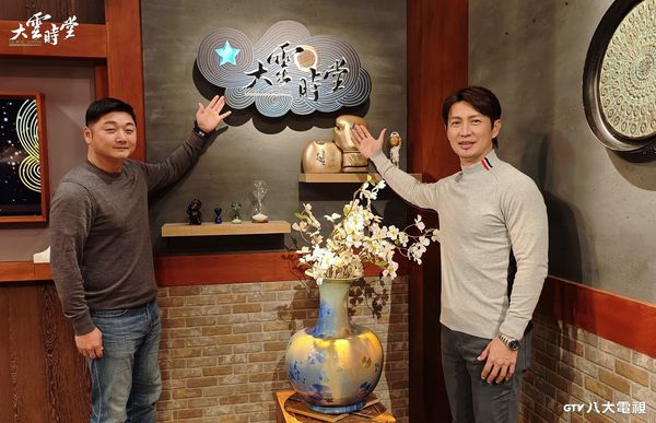 ▲李四端(中)在《大雲時堂》訪問曾豪駒(左)、高志綱。（圖／八大提供）