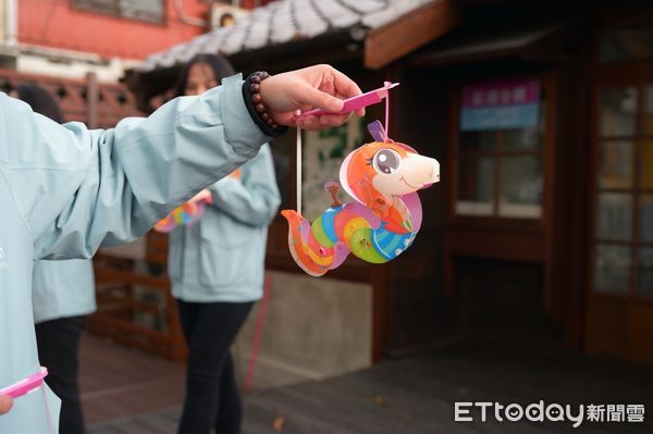 ▲花蓮市公所推出造型可愛的「蛇」燈籠。（圖／花蓮市公所提供，下同）