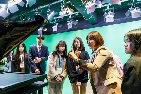 圖二：世新校友主播游皓婷為高中生學員介紹世新大學業界規格的專業設備。（圖／世新大學提供）