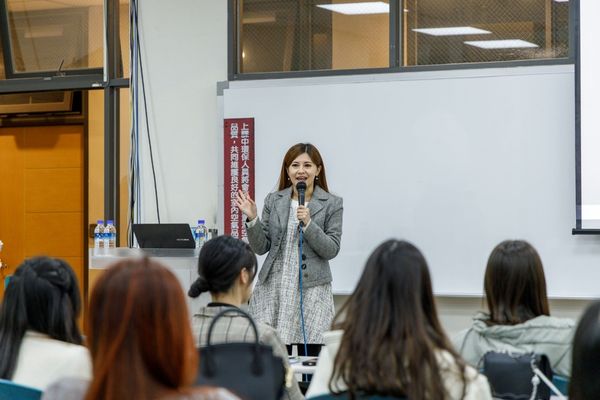 圖四：世新校友主播李瀅瀅為高中生學員剖析新聞產製流程與數位轉型的挑戰。（圖／世新大學提供）