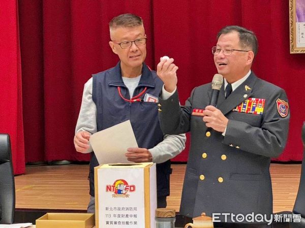 ▲新北消防公職財產申報公開抽籤。（圖／記者郭世賢翻攝）