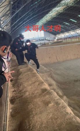 ▲▼大陸男子跳入兵馬俑坑中。（圖／翻攝自微博）