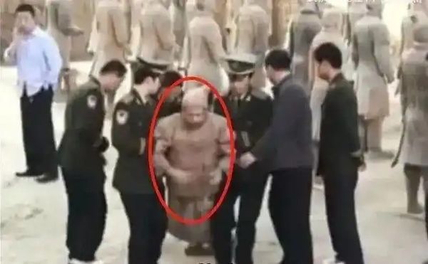 ▲▼曾有德國男子跳坑扮秦兵馬俑。（圖／翻攝自光明網）