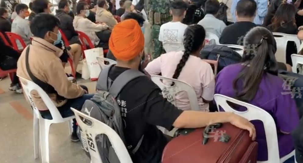 ▲緬甸政府從妙瓦底電詐園區救出61人，交由泰國進行後續處置。（圖／翻攝微博）