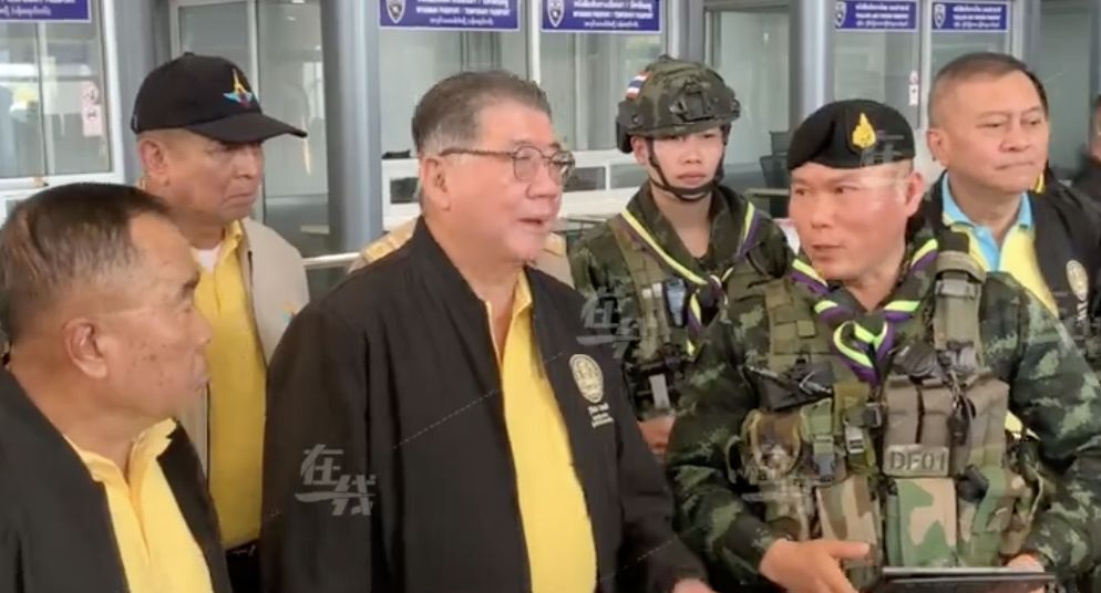 ▲緬甸政府從妙瓦底電詐園區救出61人，交由泰國進行後續處置。（圖／翻攝微博）