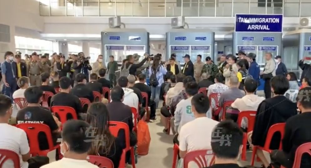 ▲緬甸政府從妙瓦底電詐園區救出61人，交由泰國進行後續處置。（圖／翻攝微博）