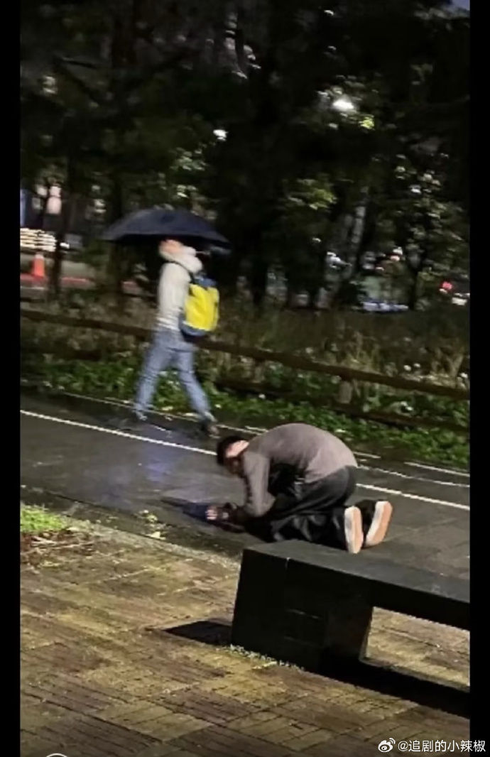 ▲▼大S離世，陸網瘋傳一張汪小菲雨中跪地照。（圖／翻攝自微博）