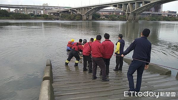▲男子昨天萬板橋落水，警消下船艇搜救。（圖／記者陸運陞翻攝）