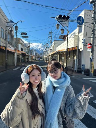 ▲禾羽與林襄站在街道當中與富士山合影。（圖／翻攝自Facebook／禾羽 Kimi）