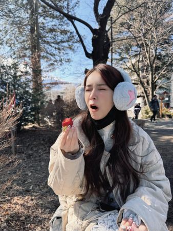 ▲禾羽品嚐草莓，卻酸度破表露出痛苦的表情。（圖／翻攝自Facebook／禾羽 Kimi）