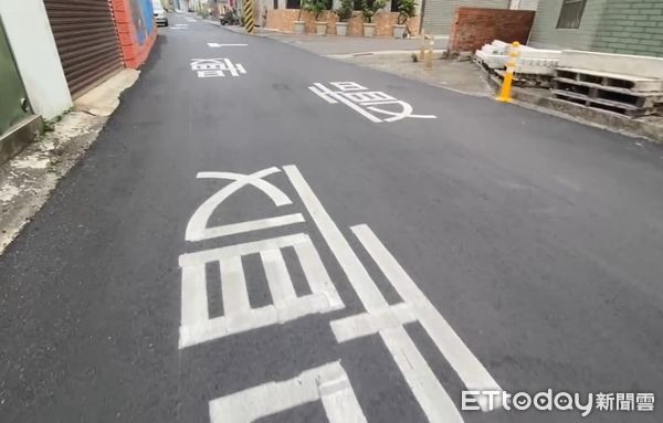 ▲彰化伸港鄉驚現200公尺標18個慢字。（圖／記者唐詠絮翻攝）