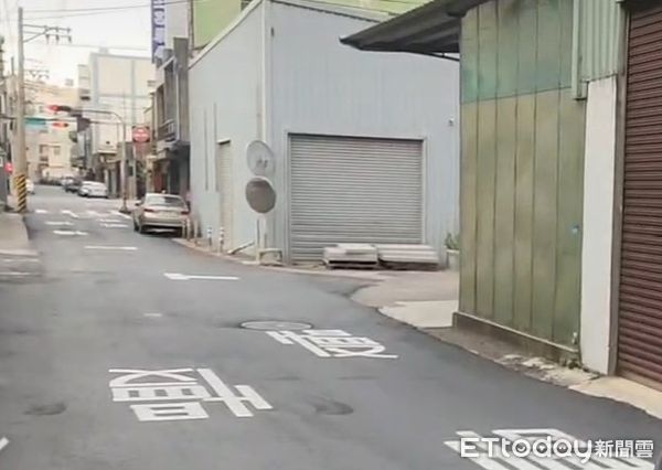 ▲彰化伸港鄉驚現200公尺標18個慢字。（圖／記者唐詠絮翻攝）