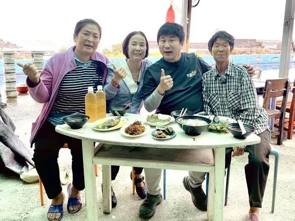 ▲胡瓜與海女阿嬤們。（圖／下面一位）