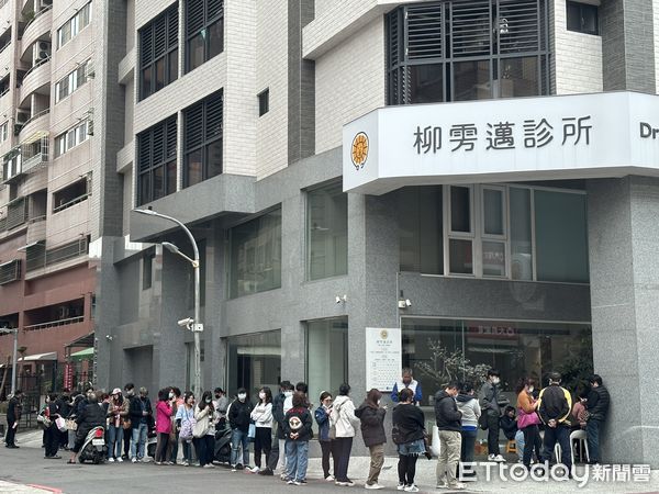 ▲高雄診所外排隊搶打自費流感疫苗。（圖／記者許宥孺翻攝）