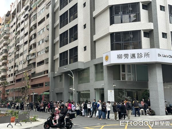 ▲高雄診所外排隊搶打自費流感疫苗。（圖／記者許宥孺翻攝）