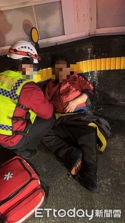 ▲林姓男子開門途中突中風，躺避車彎求援，警消合力送醫保住一命。（圖／記者楊永盛翻攝）