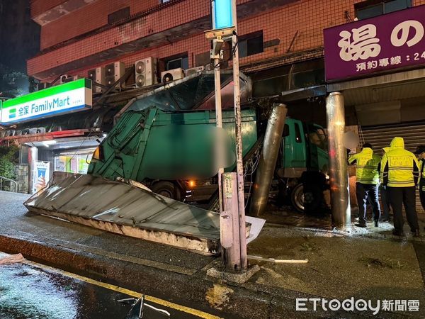 ▲▼             基隆一輛垃圾車煞車失靈，沿著下坡路段衝進店家。（圖／記者郭世賢翻攝，下同）
