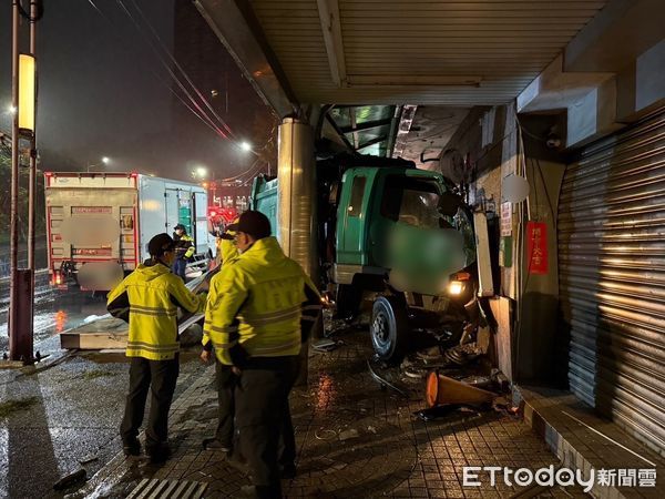 ▲▼             基隆一輛垃圾車煞車失靈，沿著下坡路段衝進店家。（圖／記者郭世賢翻攝，下同）