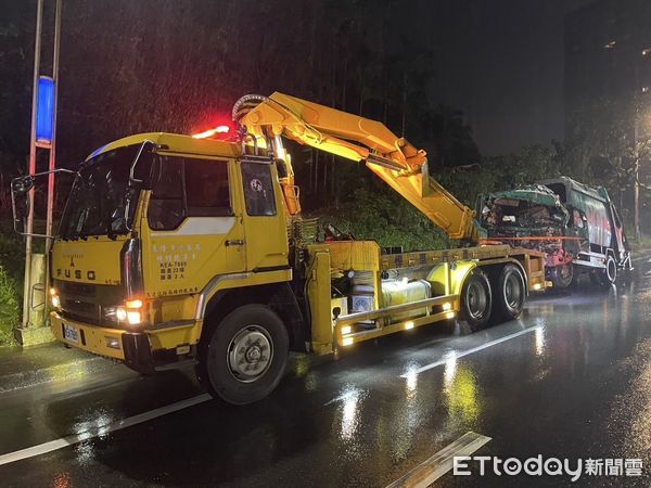 ▲▼             基隆一輛垃圾車煞車失靈，沿著下坡路段衝進店家。（圖／記者郭世賢翻攝，下同）