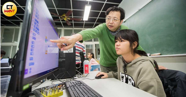 花蓮縣太平國小呂奎漢老師（左）開設「今晚誰來Code」夜間程式課程，他認為馮力晴（右）或許是因為不怕失敗，所以才能一直堅持學習。（圖／黃威彬攝）