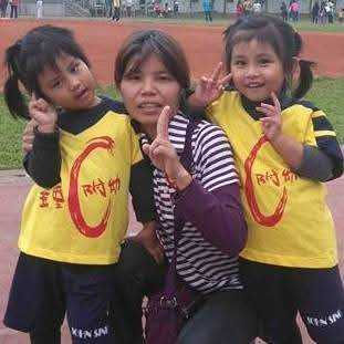 為了讓馮力晴（最左）與大一歲的姊姊接受更好的教育，媽媽龔英虹從小就帶著她們跨區通勤上學，至今已近10年。（圖／龔英虹提供）