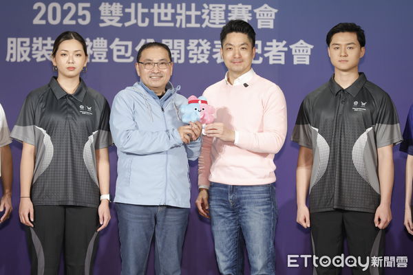 ▲▼2025雙北世壯運專屬服裝及選手大禮包今天正式亮相，主辦城市台北市長蔣萬安、新北市長侯友宜身穿與吉祥物壯寶同色系服裝出席。（圖／記者湯興漢攝）