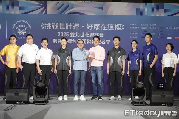 ▲▼2025雙北世壯運專屬服裝及選手大禮包今天正式亮相，主辦城市台北市長蔣萬安、新北市長侯友宜身穿與吉祥物壯寶同色系服裝出席。（圖／記者湯興漢攝）