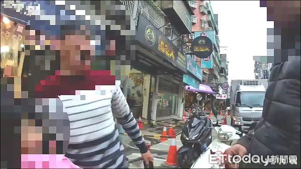 ▲張男代照料女童，遭誤解誘拐兒童，當街爆發衝突遭警員壓制管束。（圖／記者陸運陞翻攝）