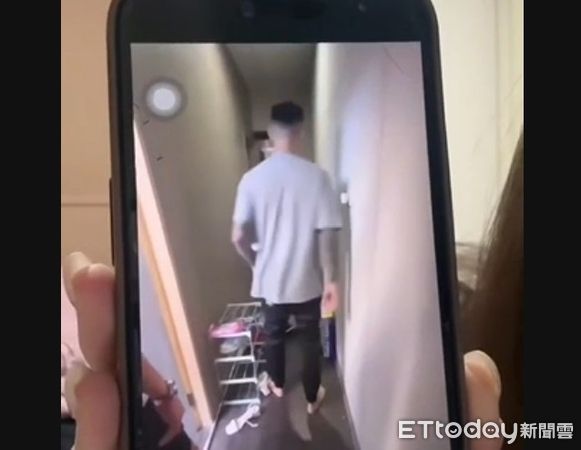 ▲員工在宿舍吸毒，直播主胡凱彬帶員工操球棒打人。（圖／翻攝自社會事新聞影音）