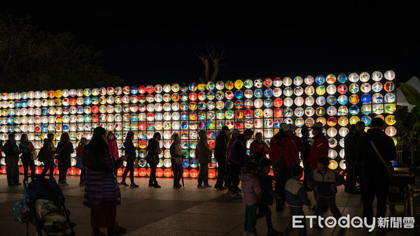 ▲▼燈會地點選在市區日出大道，與鄰近「夜市王」節目總冠軍「東大門夜市」聯袂帶來極高人氣。（圖／花蓮縣政府提供，下同）