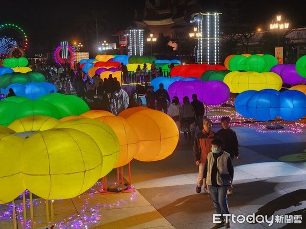 ▲▼燈會地點選在市區日出大道，與鄰近「夜市王」節目總冠軍「東大門夜市」聯袂帶來極高人氣。（圖／花蓮縣政府提供，下同）