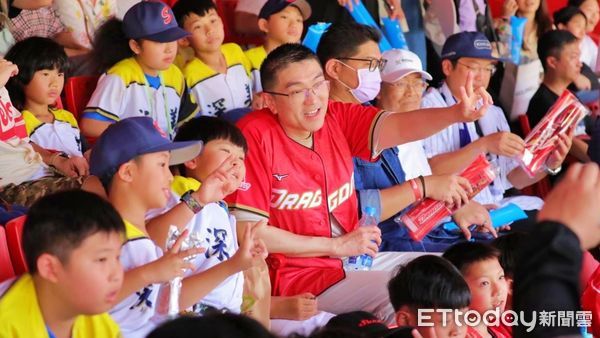 ▲WBC經典賽熱潮！謝國樑領軍師生千人觀賽。（圖／記者郭世賢翻攝）